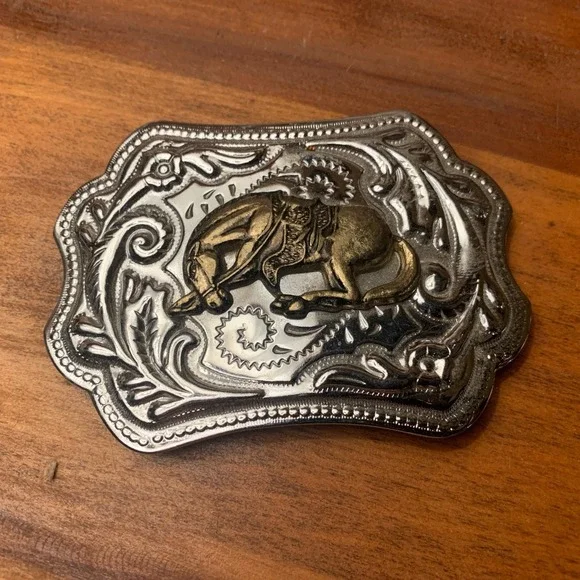 Western Belt Buckle Bucking Bronco Rodeo Silver Tone W/Gokd Tone Horse Hong Kong - Picture 1 of 4